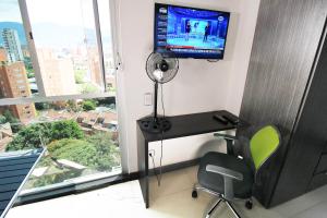TV a/nebo společenská místnost v ubytování Loft moderno en El Poblado con vista y parqueadero Mio Lofts