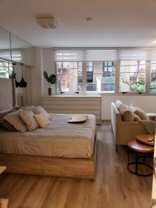 Un dormitorio con una cama grande y un sofá. en Montañeses 2888 Flat, en Buenos Aires