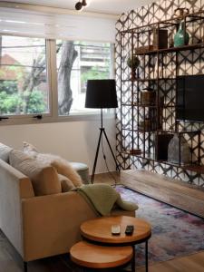 布宜諾斯艾利斯的住宿－Montañeses 2888 Flat，客厅配有沙发和桌子