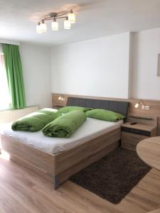 Postel nebo postele na pokoji v ubytování Haus Fuetsch