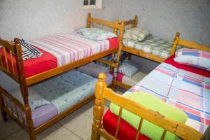 En eller flere køjesenge i et værelse på Paradise Hostel Ilha Grande