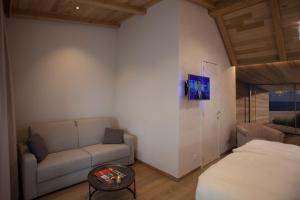 um quarto com uma cama, um sofá e uma mesa em Huyze Fleur B&B em Knokke-Heist