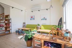 een woonkamer met groene banken en een tafel bij 這好宅 in Luodong