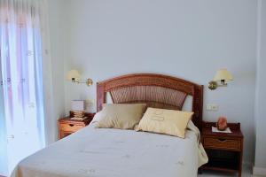 a bedroom with a bed with two night stands and two lamps at Apartamento Playa y Golf con PARKING INCLUIDO in Motril +56 photos
