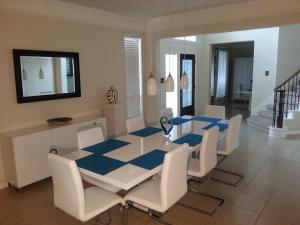 un comedor con una mesa y sillas azules y blancas en Large Modern Residence with private guest, family room & business office, en Missouri City