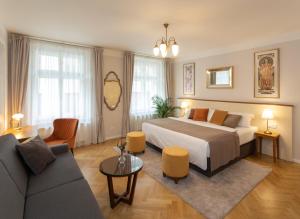 una habitación de hotel con una cama y un sofá en SeNo6 Apartments, en Praga