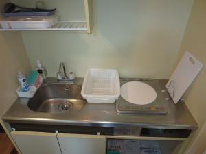 eine Küchentheke mit einer Spüle und einer Waage in der Unterkunft Stay Snnabe / Vacation STAY 52638 in Kumamoto