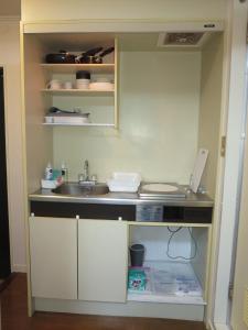 eine kleine Küche mit einer Spüle und einer Theke in der Unterkunft Stay Snnabe / Vacation STAY 52638 in Kumamoto