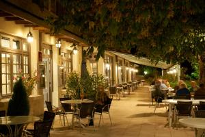 Restoran ili drugo mesto za obedovanje u objektu Logis Hôtel Le Belle Rive