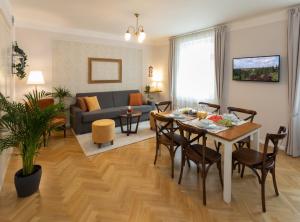 ein Wohnzimmer mit einem Tisch und einem Sofa in der Unterkunft SeNo6 Apartments in Prag