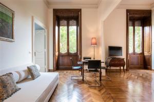 un soggiorno con un divano e un tavolo di Flat Three a Roma