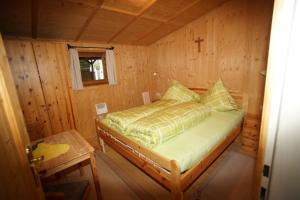 Llit o llits en una habitació de Ferienhaus Stupp