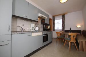 Kuchyň nebo kuchyňský kout v ubytování Lärchenheim Apartments