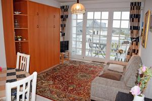 un soggiorno con un divano e un tavolo di Ferienwohnung am Granitzwald mit B a Ostseebad Sellin