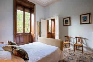 una camera con un letto e una finestra e due sedie di Flat Three a Roma