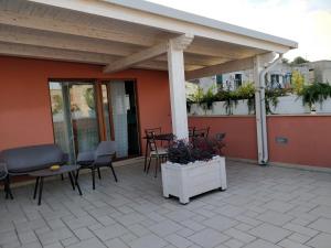 un patio coperto con sedie, tavolo e sedie di La Casa Dei Nonni a Matera