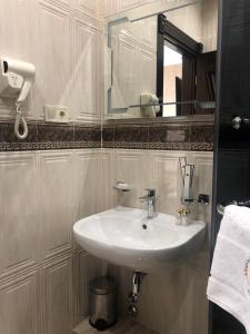 Et badeværelse på Neapol Boutique Hotel