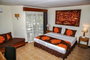 um quarto com uma cama e um sofá em ROYAL BORA BORA em Bora Bora