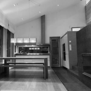 una foto en blanco y negro de una cocina con un banco en Vuokraruka, en Kuusamo