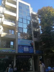 サンダンスキにあるЛуксозен апартамент в идеалния център на град Санданскиの高層ビル