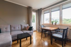 uma sala de estar com um sofá e uma mesa em Main Street Studio em Gdańsk