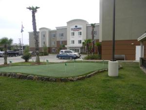 einen Golfplatz vor einem Hotel in der Unterkunft Candlewood Suites Alexandria, an IHG Hotel in Alexandria