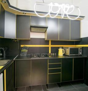 Кухня или кухненски бокс в Red and Yellow Apartment Modern