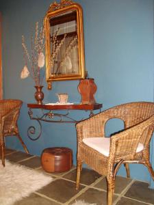 Habitación con espejo, silla y mesa. en Frixos House, en Elati Zagori