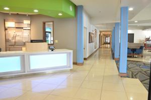 een lobby van een ziekenhuis met blauwe pilaren bij Holiday Inn Express- Waterloo/Cedar Falls, an IHG Hotel in Waterloo