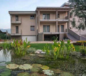 um edifício de apartamentos com um lago e lírios em Profumo di casa em Trescore Balneario