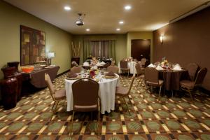une salle à manger avec des tables et des chaises dans l'établissement Holiday Inn Express Marble Falls, an IHG Hotel, à Marble Falls