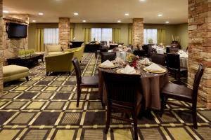 une grande salle à manger avec des tables et des chaises dans l'établissement Holiday Inn Express Marble Falls, an IHG Hotel, à Marble Falls
