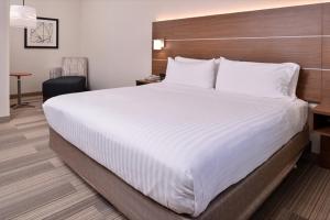 Postel nebo postele na pokoji v ubytování Holiday Inn Express Hotel & Suites Albany by IHG
