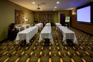 une rangée de tables dans une pièce avec écran de projection dans l'établissement Holiday Inn Express Marble Falls, an IHG Hotel, à Marble Falls