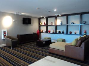 uma sala de estar com uma cama e um sofá em Holiday Inn Express Baltimore West - Catonsville, an IHG Hotel em Catonsville