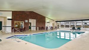 Piscina a Holiday Inn Express Hotel & Suites Fort Atkinson, an IHG Hotel o a prop