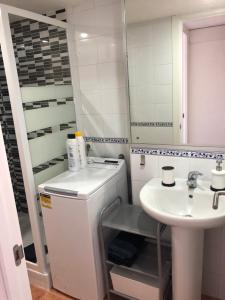Kúpeľňa v ubytovaní Apartamento Torre II Las Palmeras mit seitlichem Meerblick und Pool in Fuengirola + 13 fotografií