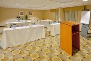 une salle de conférence avec tables, podium et écran dans l'établissement Holiday Inn Express Wilkes Barre East, an IHG Hotel, à Wilkes-Barre