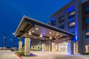 um edifício hospitalar com uma fachada iluminada à noite em Holiday Inn Express - Early, an IHG Hotel em Early