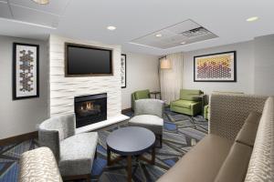 A seating area at Holiday Inn Express Andover North - Lawrence, an IHG Hotel