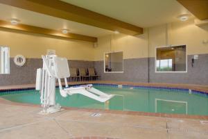 uma piscina com uma máquina de natação em Holiday Inn Express Hotel & Suites Astoria, an IHG Hotel em Astoria