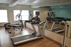 einen Fitnessraum mit Laufbändern und Crosstrainern in der Unterkunft Holiday Inn Express & Suites Batesville, an IHG Hotel in Batesville