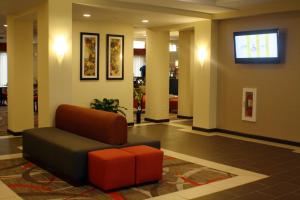 Lobi atau kawasan kaunter penerimaan di Holiday Inn Express and Suites - Bradford, an IHG Hotel