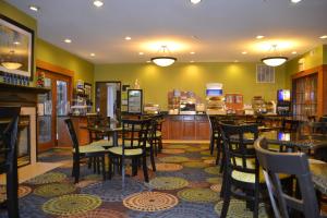 Restoran atau tempat lain untuk makan di Holiday Inn Express Hotel & Suites Bloomington-Normal University Area, an IHG Hotel