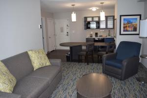 O zonă de relaxare la Candlewood Suites - Nashville Metro Center, an IHG Hotel
