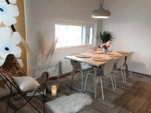 comedor con mesa y sillas en Hostit cozy apartment en Rovaniemi