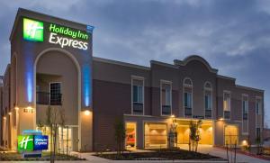 een hotel met een bord waarop staat: Houston Inn Express bij Holiday Inn Express Benicia, an IHG Hotel in Benicia