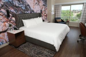 Postel nebo postele na pokoji v ubytování Hotel Indigo Naperville Riverwalk by IHG