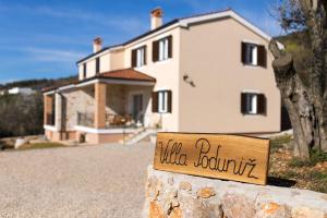 Znak na ścianie przed domem w obiekcie Villa Poduniz w mieście Punat