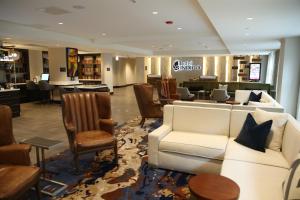 Posezení v ubytování Hotel Indigo Naperville Riverwalk by IHG